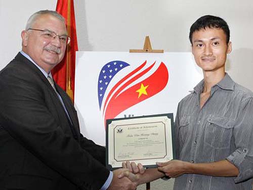 Otorgan premios a diseñadores de logo  Vietnam – Estados Unidos